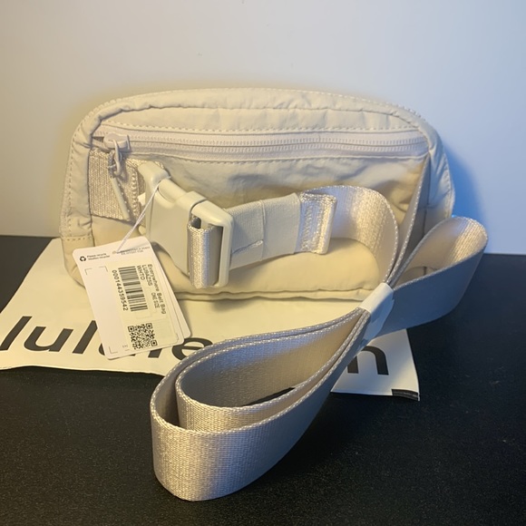 NWT LULULEMON EVERYWHERE BELT BAG WHITE OPAL - Picture 4 of 8